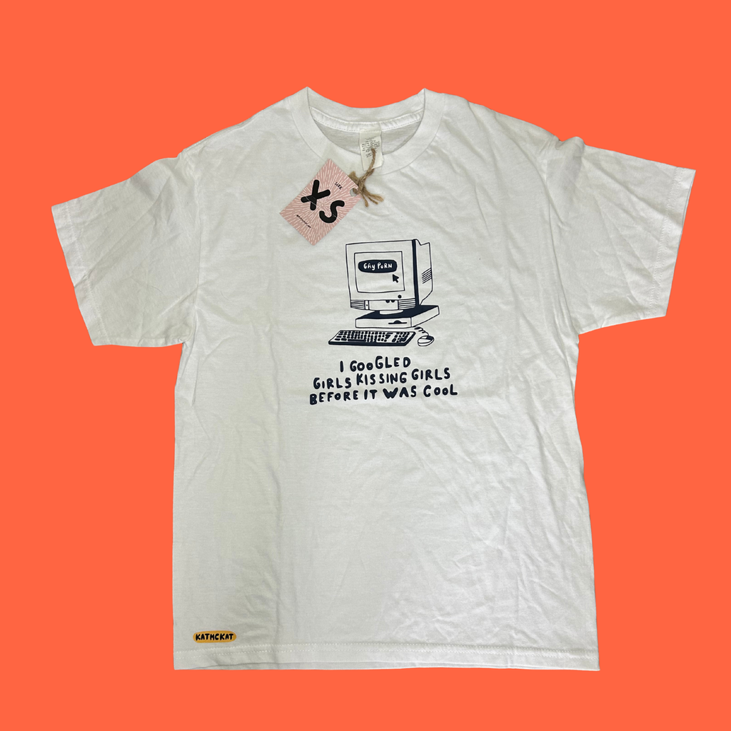 I googled girls kissing girls before it was cool - T shirt