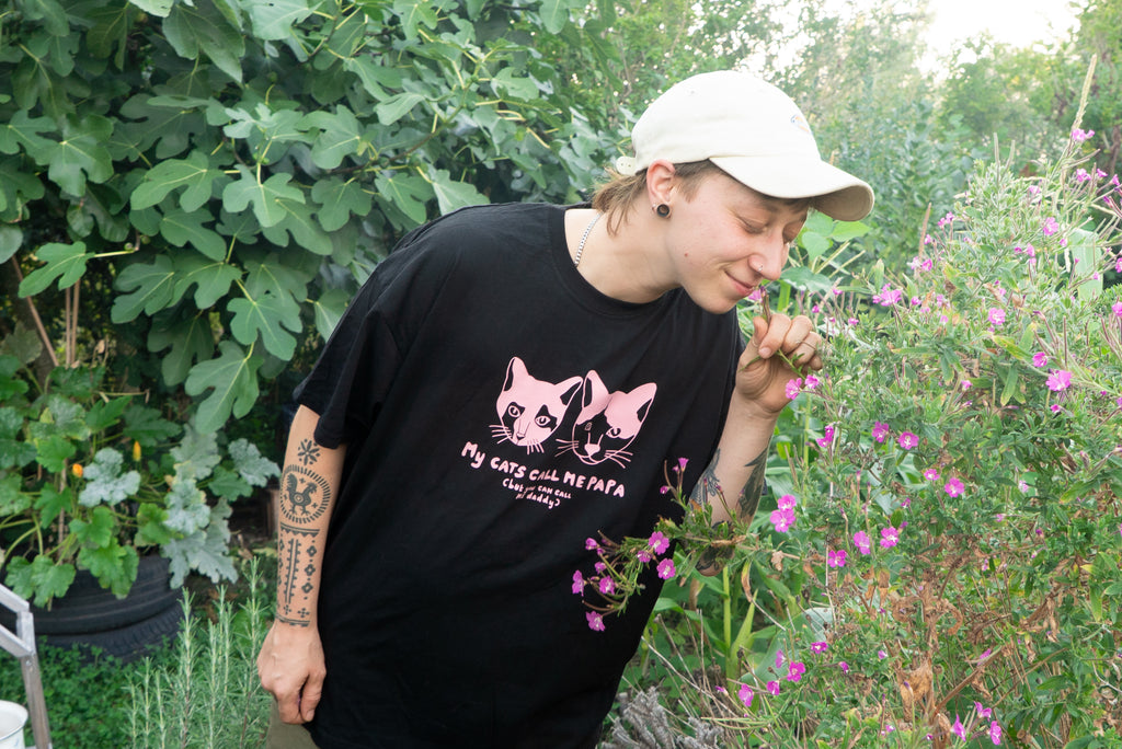 I googled girls kissing girls before it was cool - T shirt