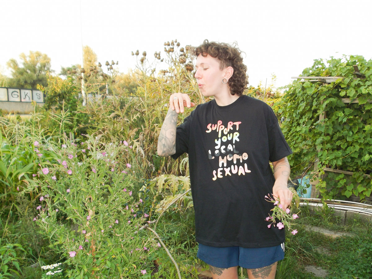 I googled girls kissing girls before it was cool - T shirt